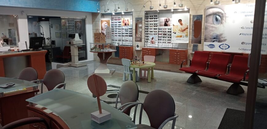 Venta de bajo con entreplanta en la avenida de la Coruña