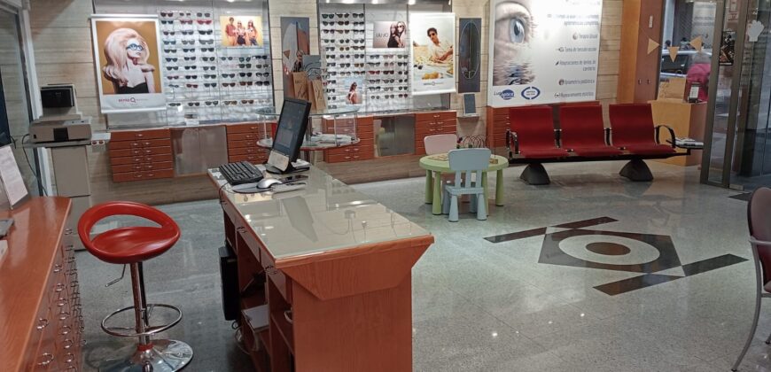 Venta de bajo con entreplanta en la avenida de la Coruña