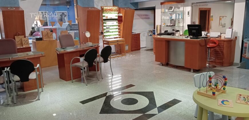 Venta de bajo con entreplanta en la avenida de la Coruña